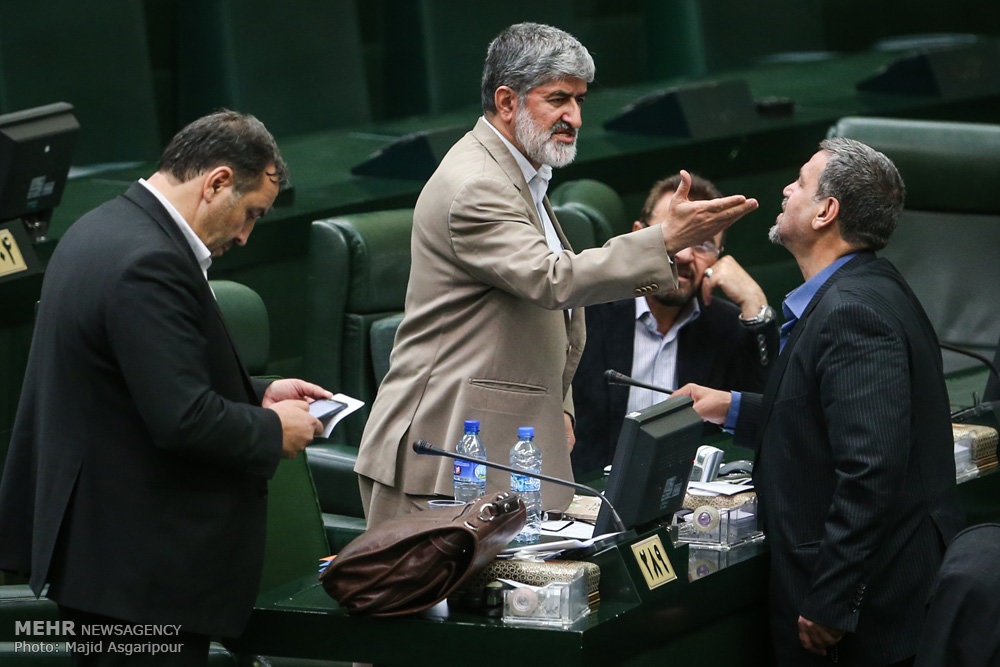 تصویر ژست جالب علی مطهری در مجلس
