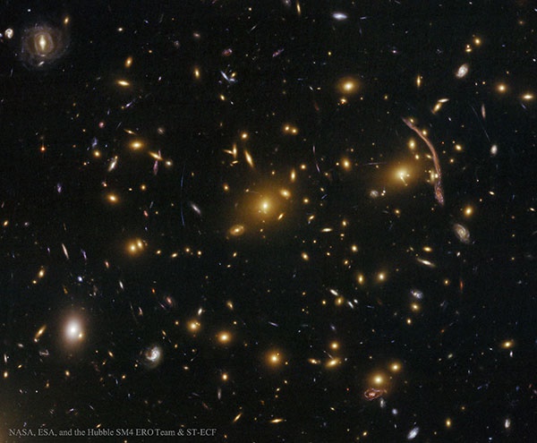 عکس عدسی گرانشی در خوشه‌ کهکشانی