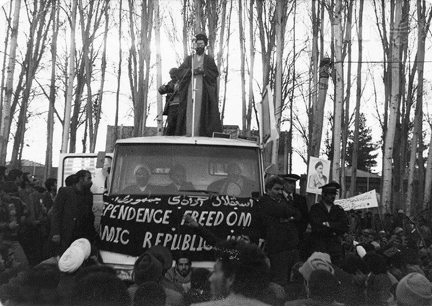 تصویری دیده نشده از رهبر انقلاب در جریان تظاهرات علیه رژیم پهلوی