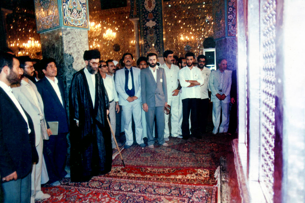 تصویر مقام معظم رهبری در حرم حضرت زینب