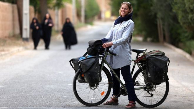 عکس های خبرنگار زن دوچرخه سوار در ایران