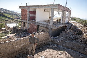 مردی در روستای زلزله‌زده‌ی قصر قجر در اطراف شهر بجنورد