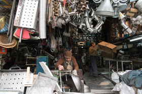در اطراف محله باغ آذری و شوش هنوز میتوان مشاغلی مانند حلبی سازی، آهنگری و... دید، مشاغلی کم درآمد که به ندرت در دیگر مناطق تهران به چشم میخورند.