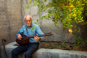 علی پیرمرد ۹۲ ساله روستای زرگر که عاشیقلار است و دیپلم افتخاری از خانه عاشیقلاری دارد.