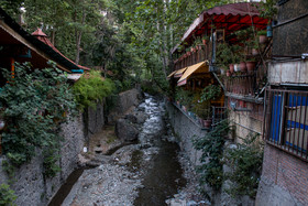 نمایی از رستوران های واقع شده در حاشیه رودخانه درکه