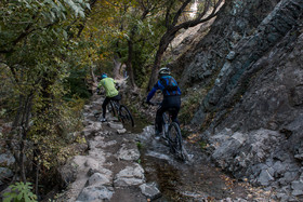 دوچرخه سواری ورزشکاران در حاشیه ی رودخانه درکه 