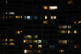 نمایی از برج مسکونی نظامی واقع در خیابان هرمزان در شب