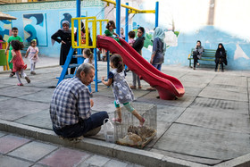 بزرگترها، فرزندان و نوه‌های خود را برای بازی و تفریح به پارک‌های کوچک محله می‌آورند.