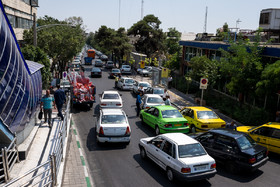 توقف خودروهای مسافربری در ابتدای خیابان جیحون و نزدیکی به متروی شادمان، باعث ایجاد ترافیک سنگین می‌شود.