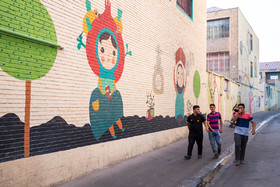 نقاشی‌های دیواری در گذر موسوم به «کوچه مدرسه»، رنگ و بوی متفاوتی دارد.