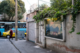 تابلوهای مزین به تصاویر شهدای محله جیحون، از جمله المان‌های شهری در این محله قدیمی است.