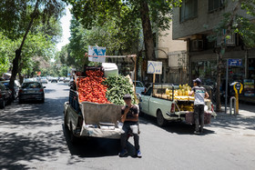 تجاوز به حریم خیابان‌های محله جیحون از سوی دستفروشان وانتی، به کرات دیده می‌شود.