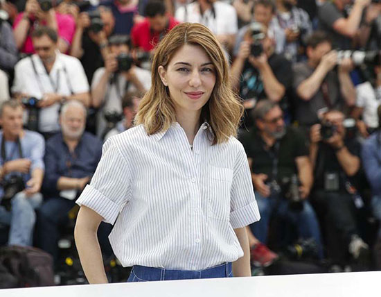 زنانی با لباس های رنگ رو رفته