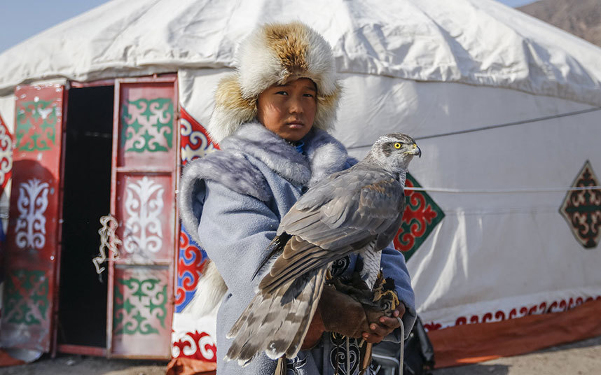 شکارچی جوان با شاهین در قزاقستان