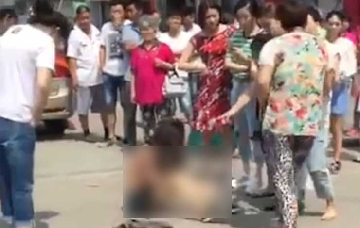 برهنه کردن دختر جوان توسط چند زن در خیابان