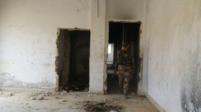 کشف زندانی متعلق به داعش در الطبقه سوریه