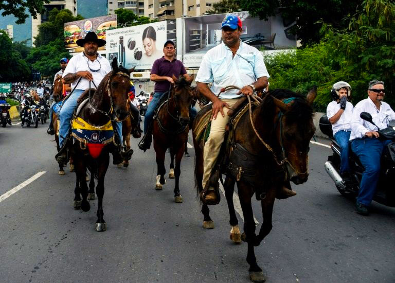 معترضان ونزوئلایی با اسب خیابان‌ها را بستند