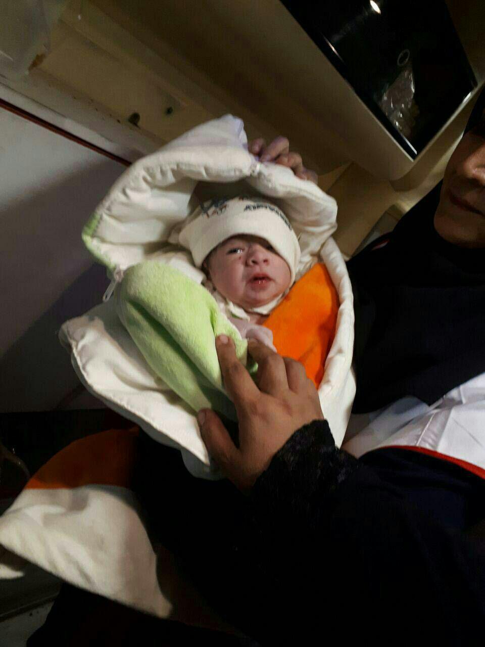 به دنیا آمدن نوزاد در آمبولانس/عکس