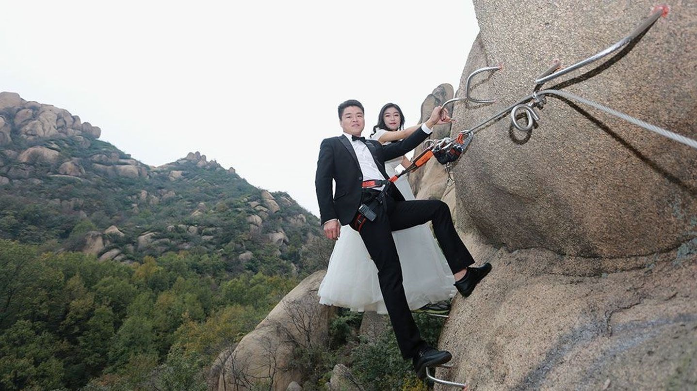 عروس و داماد ماجراجو روی صخره + تصاویر