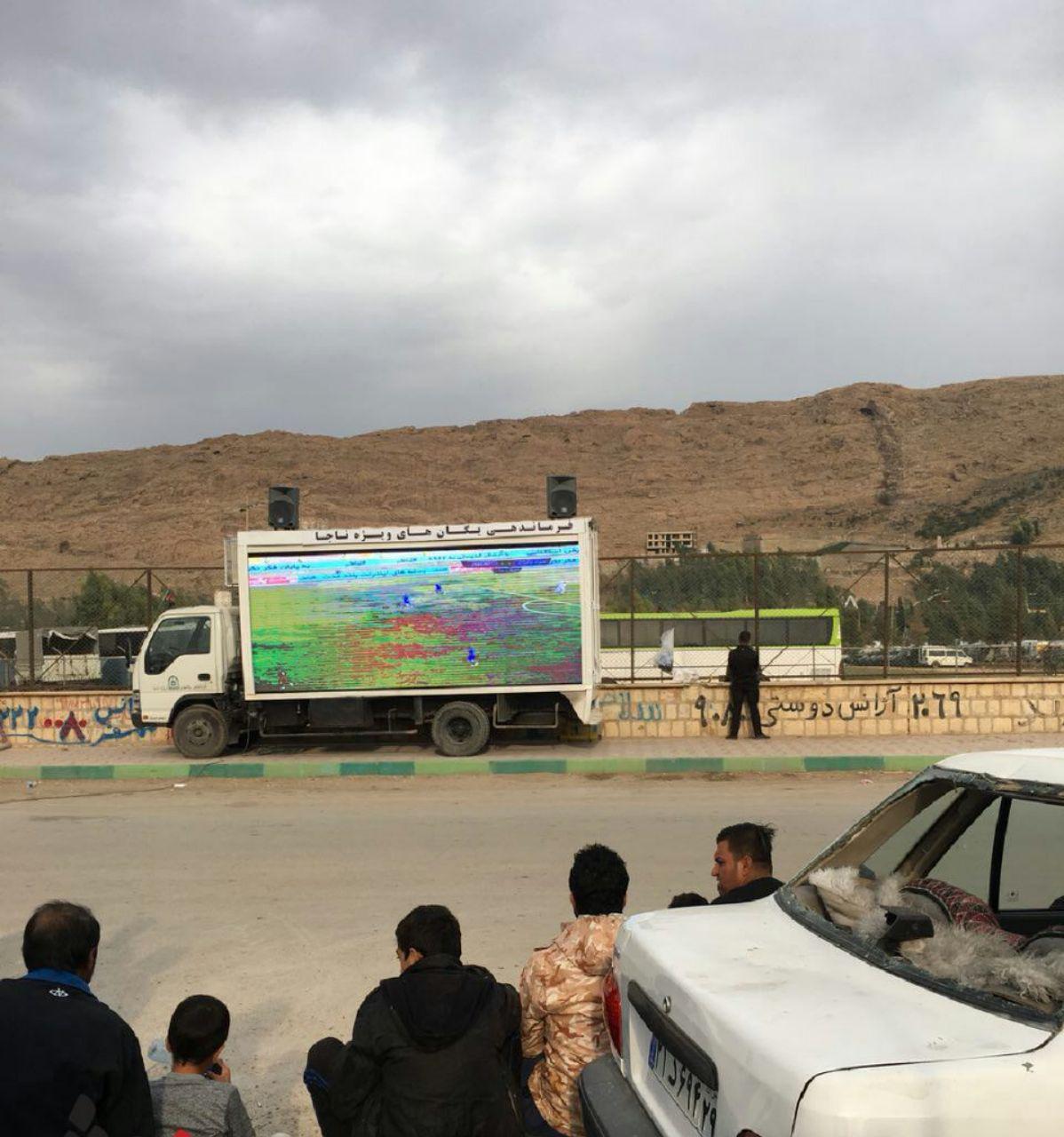 تماشای مسابقات لیگ برتر فوتبال در مناطق زلزله‌زده/عکس