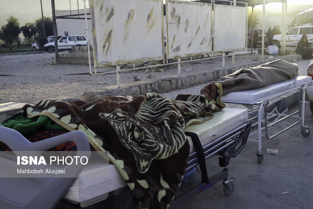 مصدومین زلزله شب گذشته در بیمارستان امام خمینی (ره) اسلام آباد غرب- کرمانشاه