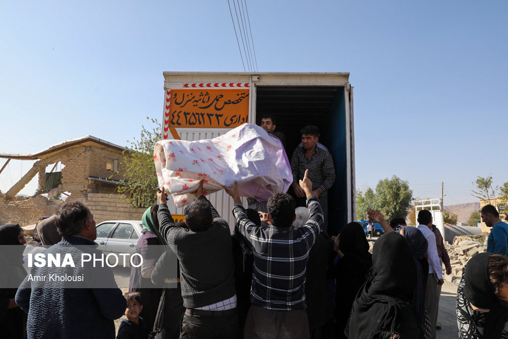 ویدئو / توزیع کمک‌های مردمی در مناطق زلزله‌زده کرمانشاه