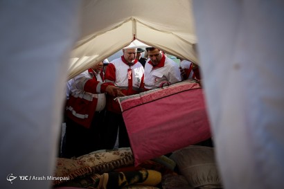 بازدید رئیس سازمان هلال احمر از مناطق زلزله زده سر پل ذهاب و بیمارستان صحرایی هلال احمر
