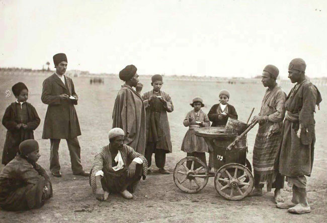بستنی فروش دوره گرد در زمان قاجار (عکس)