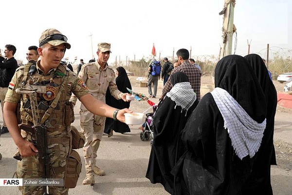 پذیرایی سربازان عراقی از زائران (عکس)