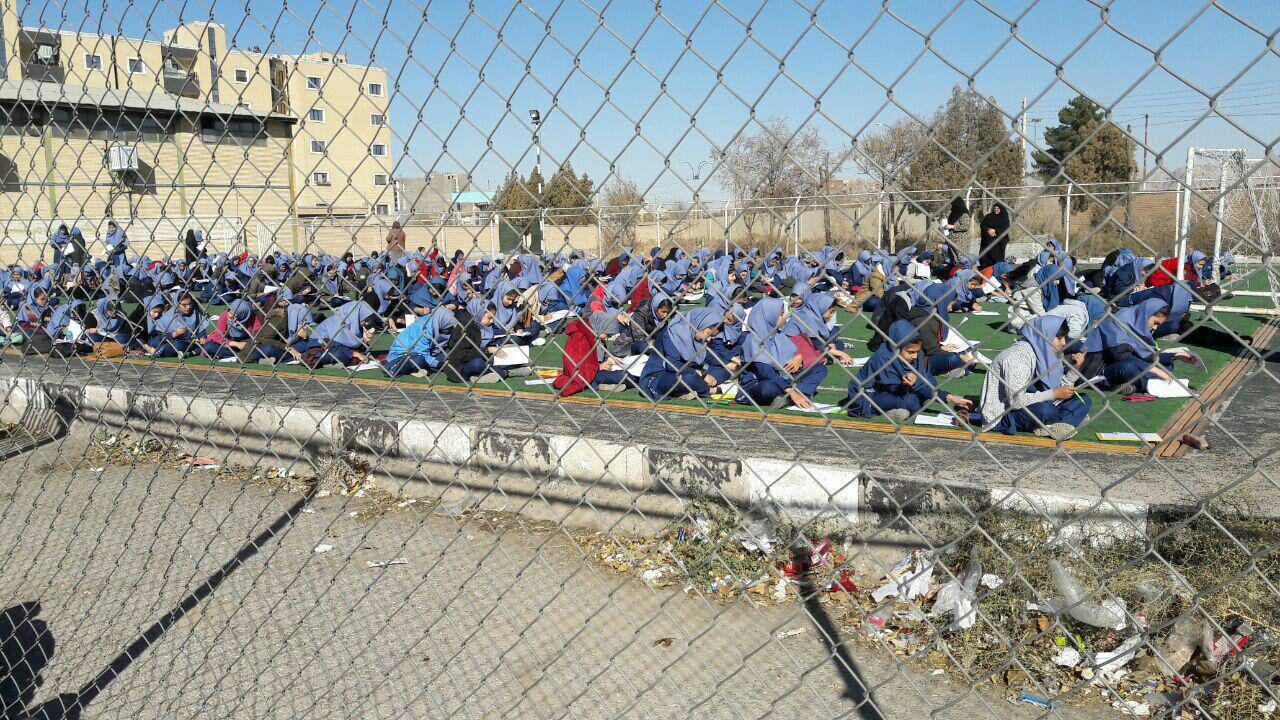 آزمون دانش‌آموزان کرمانی پس از زلزله/عکس
