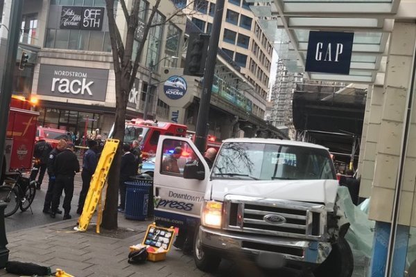 برخورد یک خودرو با عابران پیاده در سیاتل آمریکا/ ۴ نفر زخمی شدند