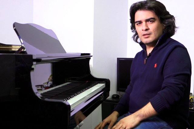 ویدئو / پیانونوازی سامان احتشامی برای مخاطبان صلح خبر