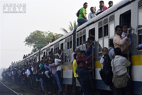 مسافران قطار در سریلانکا
