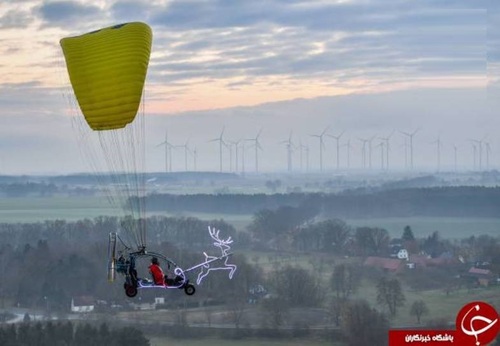 بابانوئل در حال پرواز در آسمان آلمان (عکس)