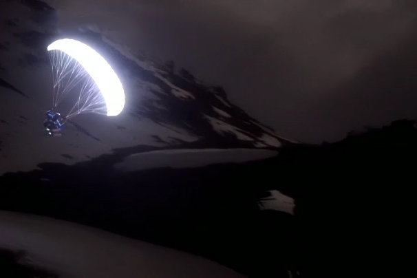 ویدئو / نخستین پرواز با پاراگلایدر، زیر نور ماه