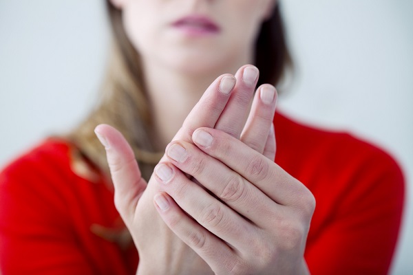 8 دلیل احساس سرمای دائمی در انگشتان دست‌