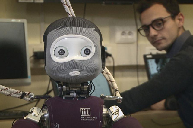 ربات انسان‌نما با حواس بینایی و لامسه