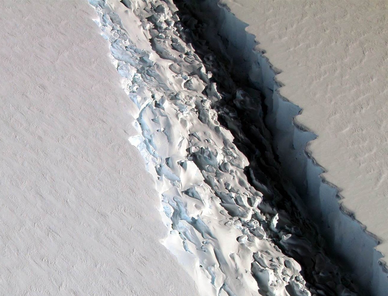 جدا شدن بزرگترین کوه یخ از قطب جنوب