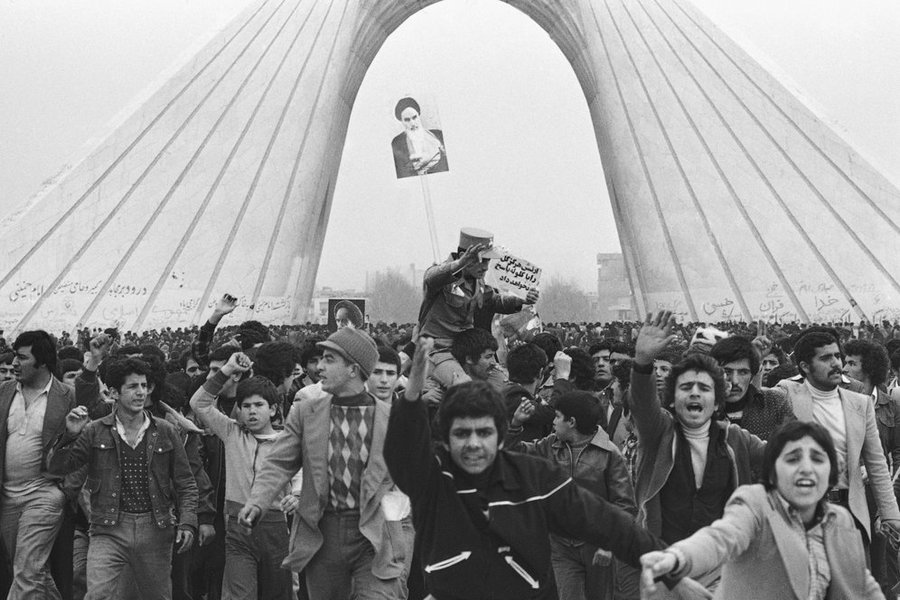 شعارهای انقلابی مردم ایران در سال 57