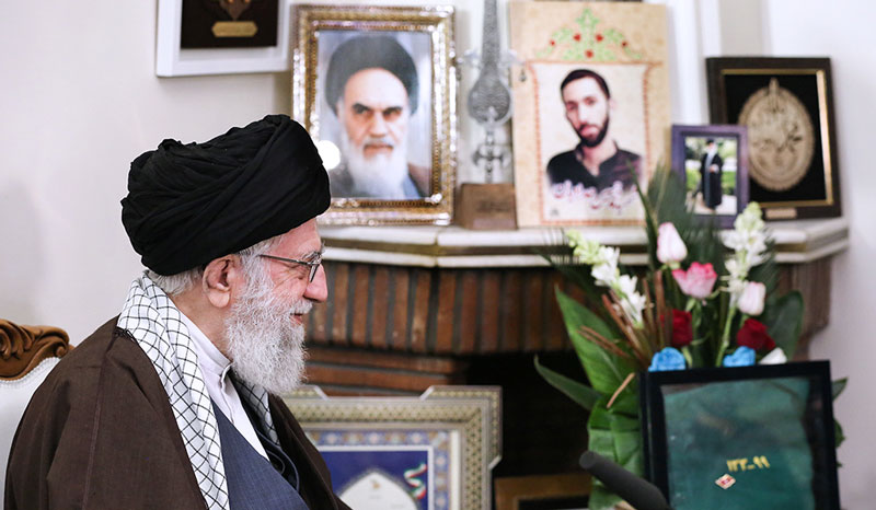 حضور رهبر انقلاب در منزل شهیدان محمدحسین حدادیان و سیدعلی اندرزگو