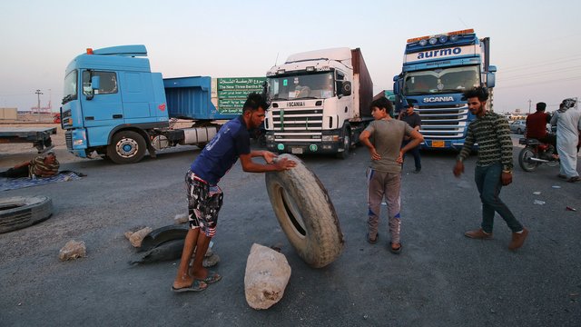 تظاهرکنندگان بصره گذرگاه مرزی با کویت را بستند