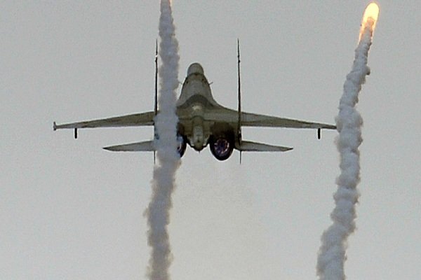 بمباران تروریستهای داعش در سوریه توسط جنگنده‌های عراقی