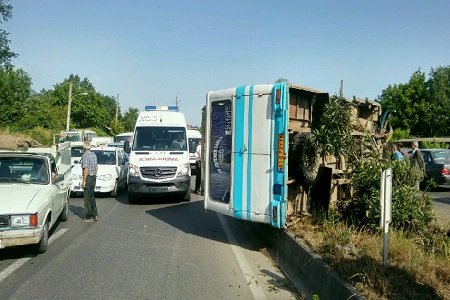 واژگونی یک دستگاه مینی‌بوس در مازندران