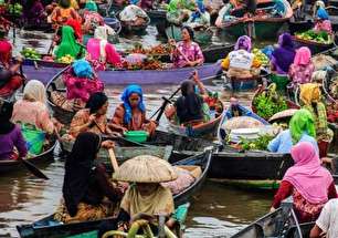 بازار رنگارنگ اندونزی روی قایق های شناور (+عکس)