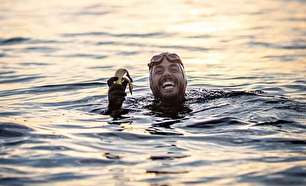 مردی که دورتادور بریتانیا را شنا کرده است (+عکس)