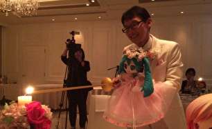 ازدواج عجیب مرد ژاپنی با یک عروسک! (+عکس)