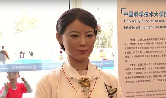 خوش و بش ربات انسان‌نما در کنفرانس اقتصادی شانگهای