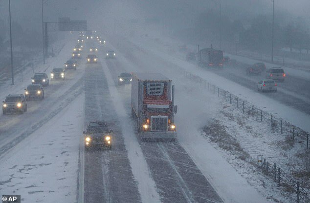امدادرسانی به ۳۰ خودروی گرفتار در برف و کولاک در خراسان جنوبی