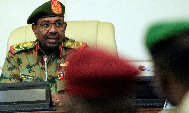 نشست عمر البشیر با فرماندهان نظامی همزمان با دومین روز تحصن مقابل مقر فرماندهی مرکزی ارتش سودان