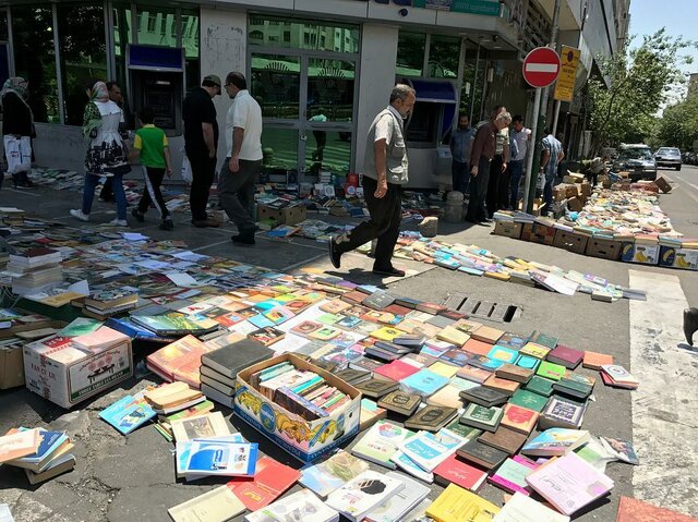 ساماندهی بساط دستفروشان کتاب در تهران
